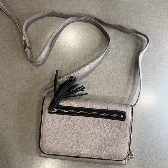 kate spade Handbags - Kate Spade Beige Crossbody Bag